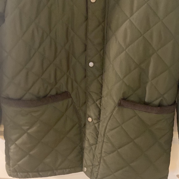 Timeless Quilted Jacket. Classic green with corduroy collar and trimmed pockets. - Picture 3 of 3